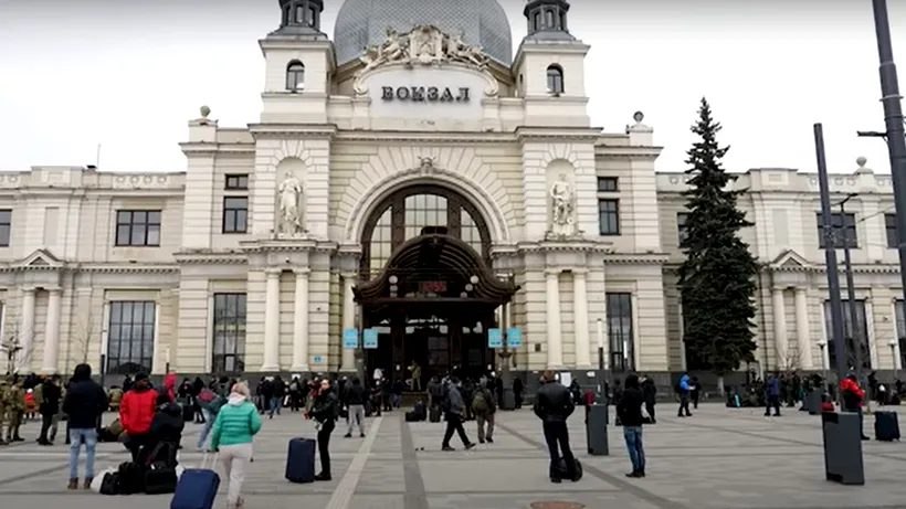 Mii de oameni se înghesuie în gara din Liov, încercând să prindă un tren pentru a pleca din Ucraina