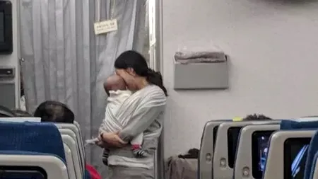 Gestul impresionant făcut de o mămică cu un bebeluș față de pasagerii din avion: „Foarte impresionant!