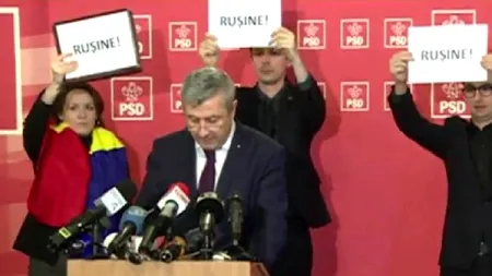 Iordache a plecat din propria conferință, când parlamentari ai USR l-au flancat cu afișe pe care scria „Rușine!