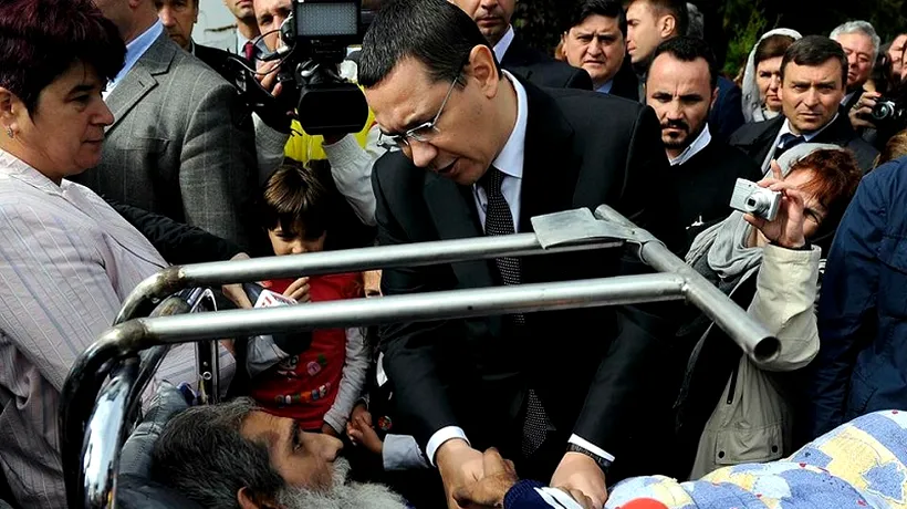 Candidatul Victor Ponta și-a postat astăzi pe pagina de Facebook o fotografie cu un bărbat imobilizat într-un pat cu rotile
