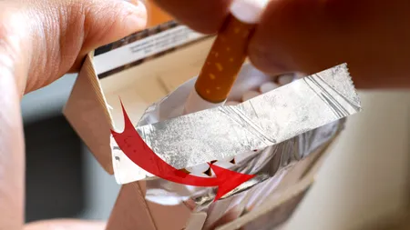 Detaliul pe care puțini îl știu. Care este rolul foliei de aluminiu din pachetele de țigări, de fapt