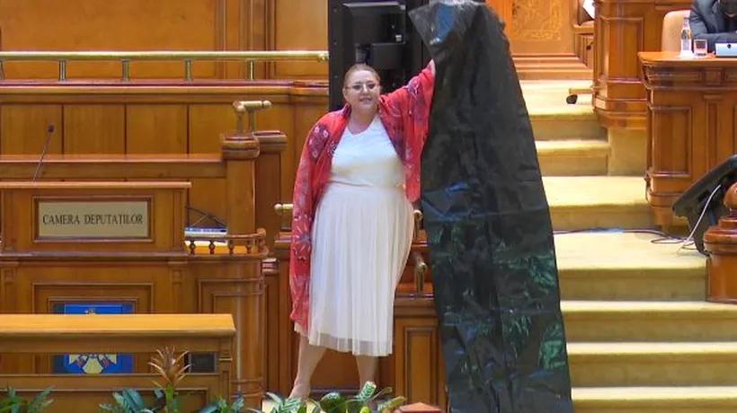 Diana Șoșoacă, scandal la moțiunea de cenzură. Senatoarea a adus un sac pentru cadavre în Parlament