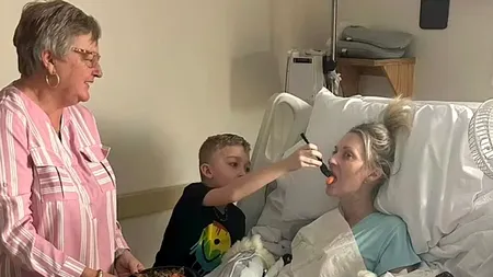 Moment emoționant: O femeie care a rămas fără mâini și picioare este HRĂNITĂ de fiul ei în vârstă de 4 ani. „Fiecare zi este o binecuvântare”