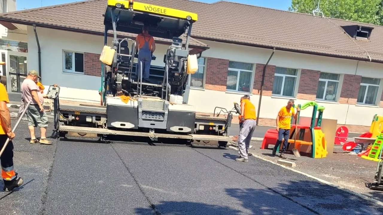 (P) Infrastructură S5. Infrastructură S5 a continuat intervențiile din cadrul unităților de învățământ. A fost reamenajată curtea Grădiniței 54