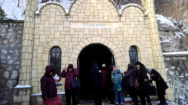 Mii de pelerini la slujba de la Mănăstirea Peștera Sfântului Apostol Andrei