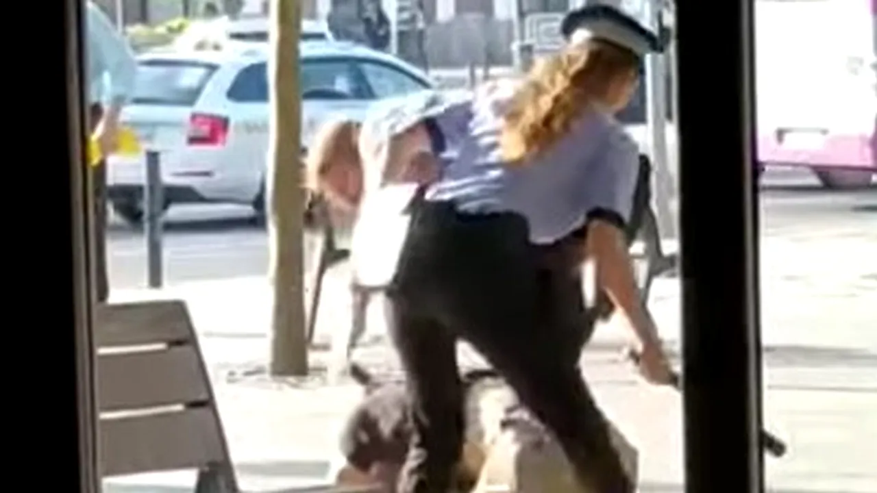Reținere dificilă la Cluj-Napoca: Doi polițiști locali s-au chinuit minute în șir să îi pună cătușele unui bărbat. Agenta l-a lovit cu pulanul peste fund pe suspect - VIDEO