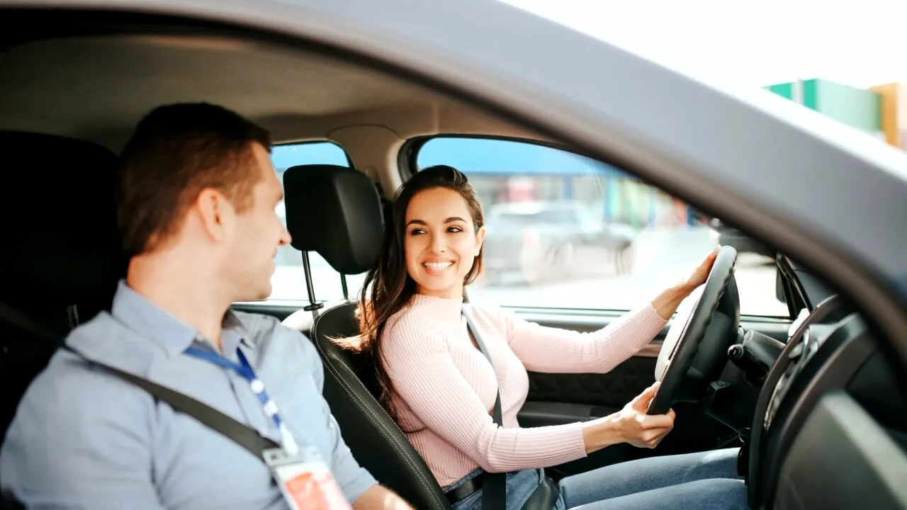 Cât CÂȘTIGĂ un instructor auto la o școală de șoferi, în România