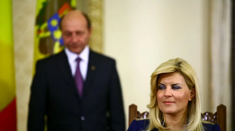 Traian Băsescu și Elena Udrea s-au pozat cu omul de zăpadă. GALERIE FOTO