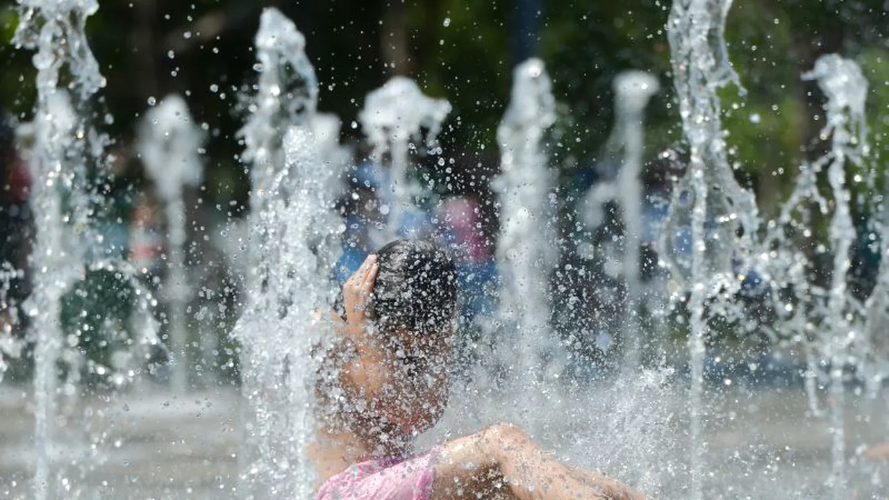 Vreme caniculară în Capitală. Ce temperaturi ne așteaptă și cum ne protejăm de ele