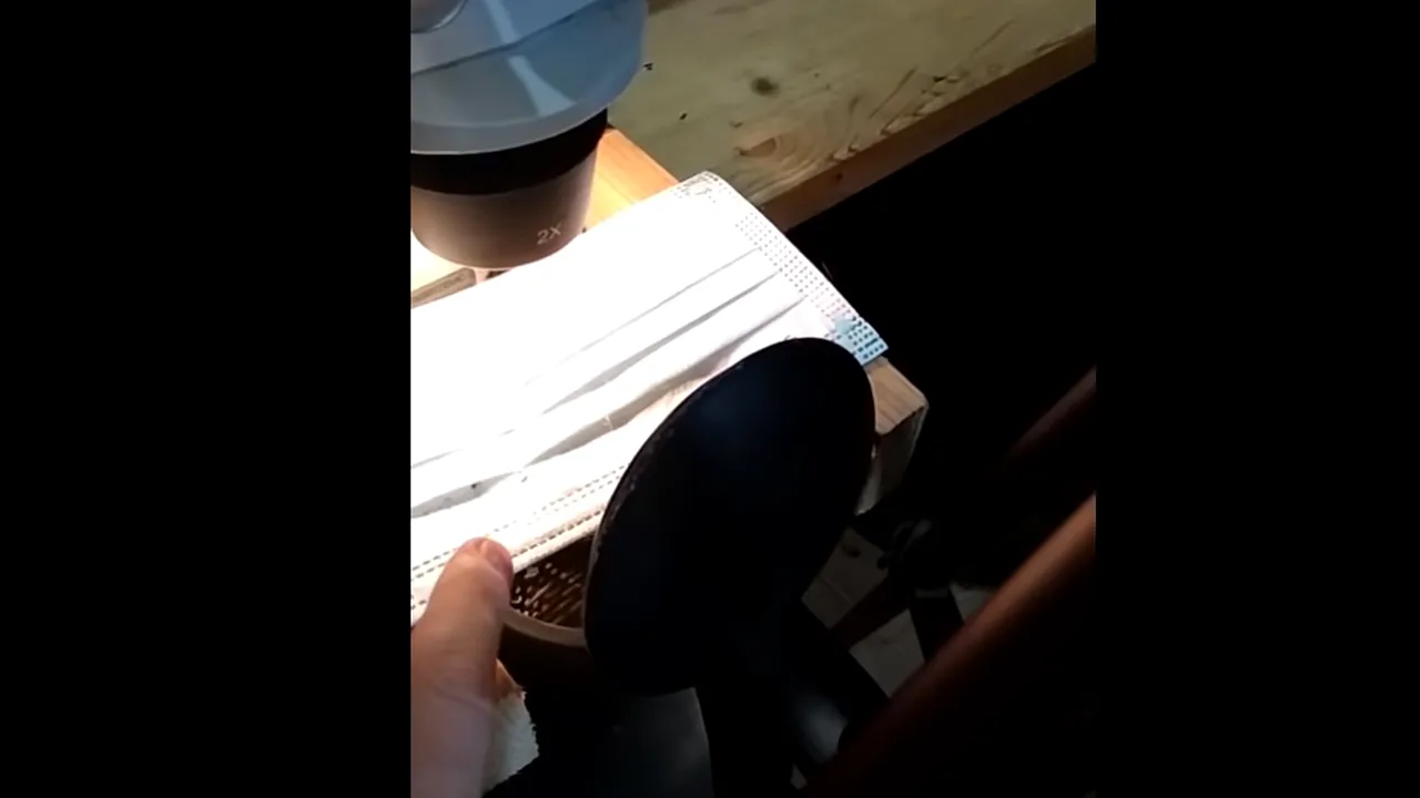 Fizicianul Cristian Presură a făcut un experiment prin care a demontat mitul viermilor din măști: „Nu sunt viermi și nici nanotehnologii”  - VIDEO