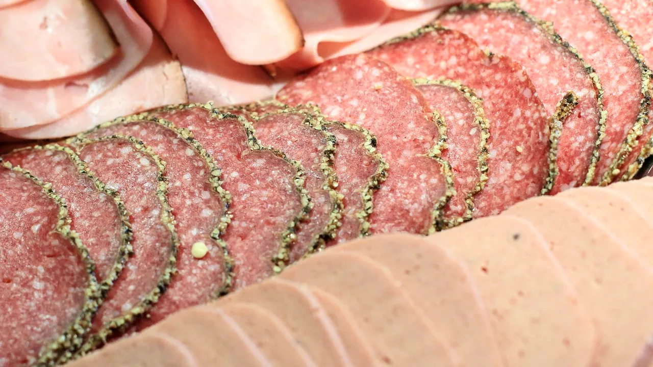 Ce conține, de fapt, PARIZERUL ieftin din supermarketuri. Riscurile la care se expun consumatorii