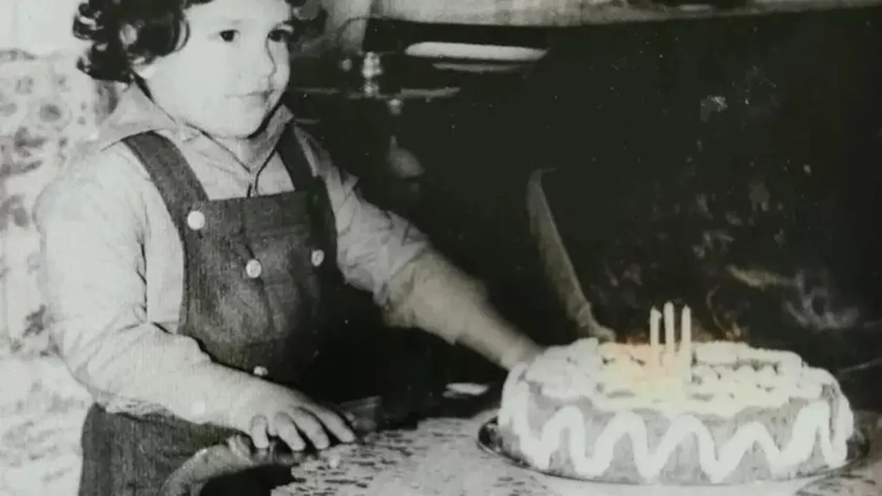 Îl recunoști? Băiețelul vesel este astăzi unul dintre cei mai apreciați ARTIȘTI din România