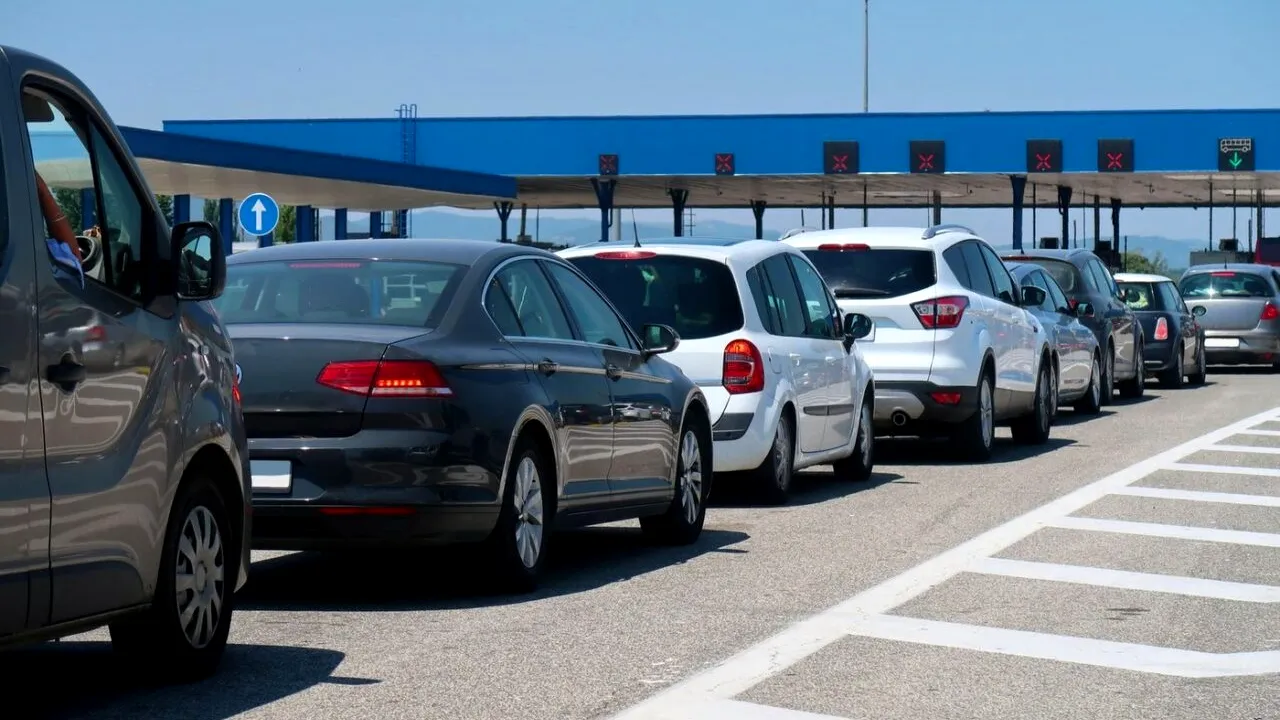 Vacanța românilor întorși din diaspora s-a terminat, dar abia acum începe coșmarul. COZI interminabile la ieșirea din țară: „Așteptăm de o oră”