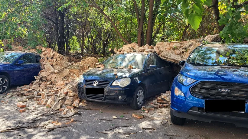 Un zid s-a prăbușit peste aproape 10 mașini în Sectorul 3. Ar fi vorba de un monument istoric