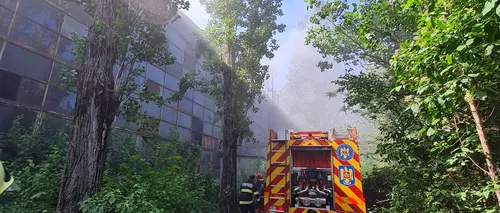 Incendiu PUTERNIC în Ploiești: Ard deşeuri petroliere într-un rezervor subteran / Sunt degajări mari de fum / Autoritățile au trimis mesaje Ro-Alert