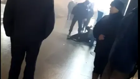 Jandarm filmat în timp ce doboară și lovește un bărbat: „Eu sunt nimeni în Clujul ăsta?