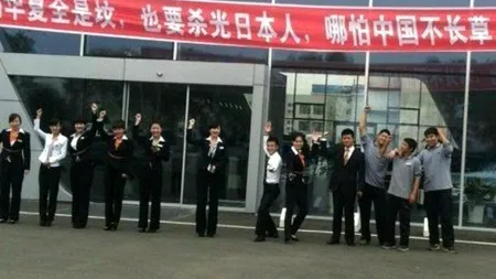 Mesaj radical afișat în fața unui showroom din China: 