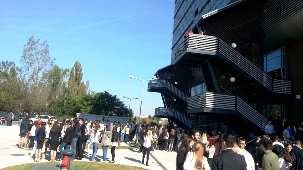 Mulțumiri lui Adrian Năstase la deschiderea anului universitar la SNSPA. Ce s-a întâmplat după ce un student a afișat mesajul  „Nu-mi place acest Guvern