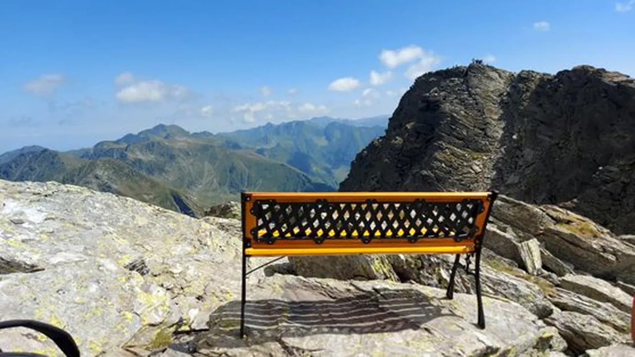 O bancă amplasată la peste 2.500 de metri, în Munții Făgăraș, a împărțit opinia publică în două. Pro sau contra?