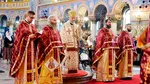 Sute de credincioși s-au închinat la racla cu un fragment din lemnul Sfintei Cruci, la Catedrala Mitropolitană din Sibiu