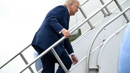 Donald Trump, ținta ironiilor după ce s-a ÎMPIEDICAT în timp ce urca scările Air Force One