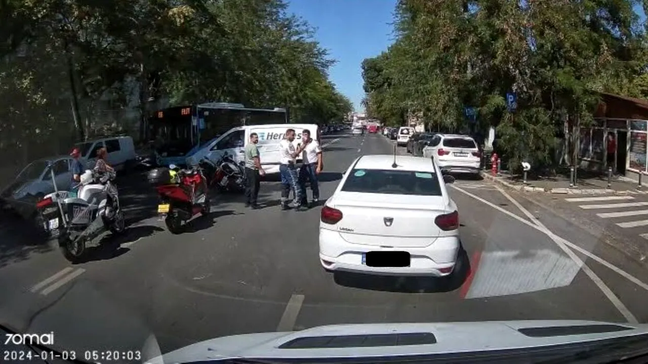 Accident pe Șoseaua Viilor din Capitală. Un polițist de la Rutieră, transportat la spital după ce motocicleta sa s-a ciocnit cu un autoturism