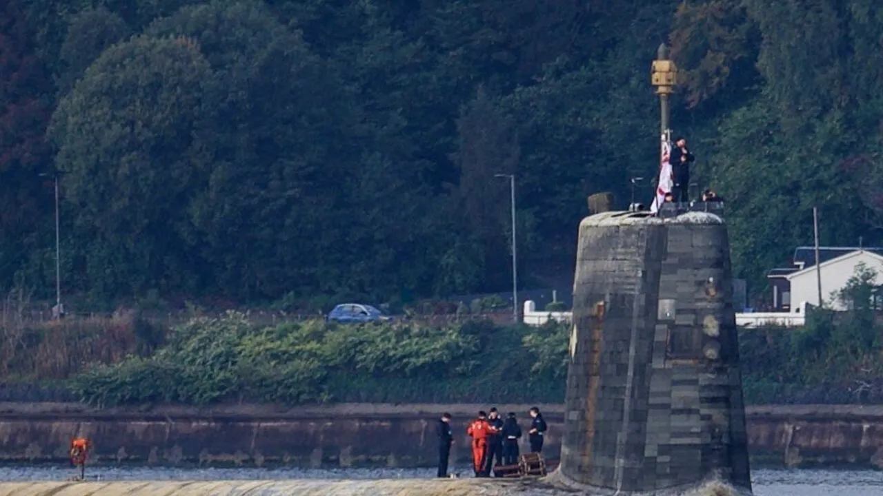 FOTO | E incredibil în ce stare a revenit în port un submarin NUCLEAR. O astfel de navă poate declanșa apocalipsa