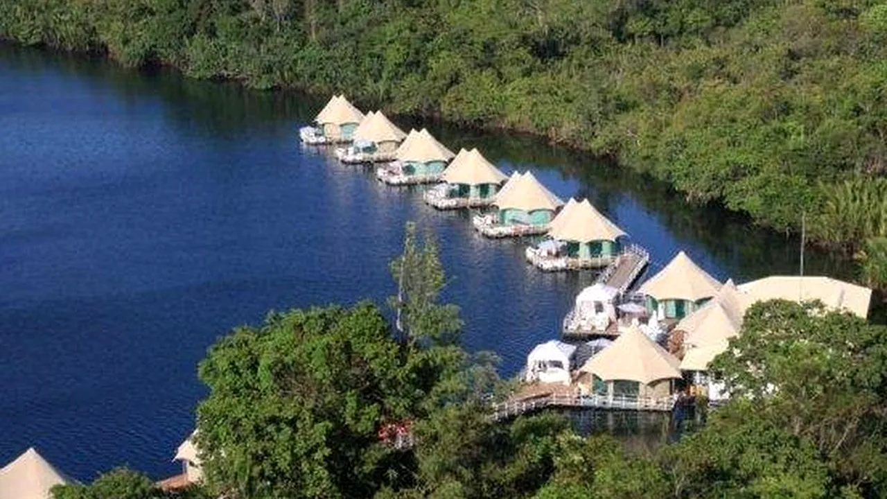 Un român a renunțat la jobul de la Paris și a plecat în jungla din Cambodgia. Este extraordinar ce a reușit să facă în numai 10 ani