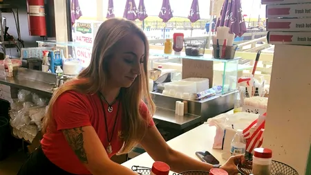 Ce salariu lunar primește o chelneriță în acest sezon estival, în Costinești, Mamaia sau Vama Veche