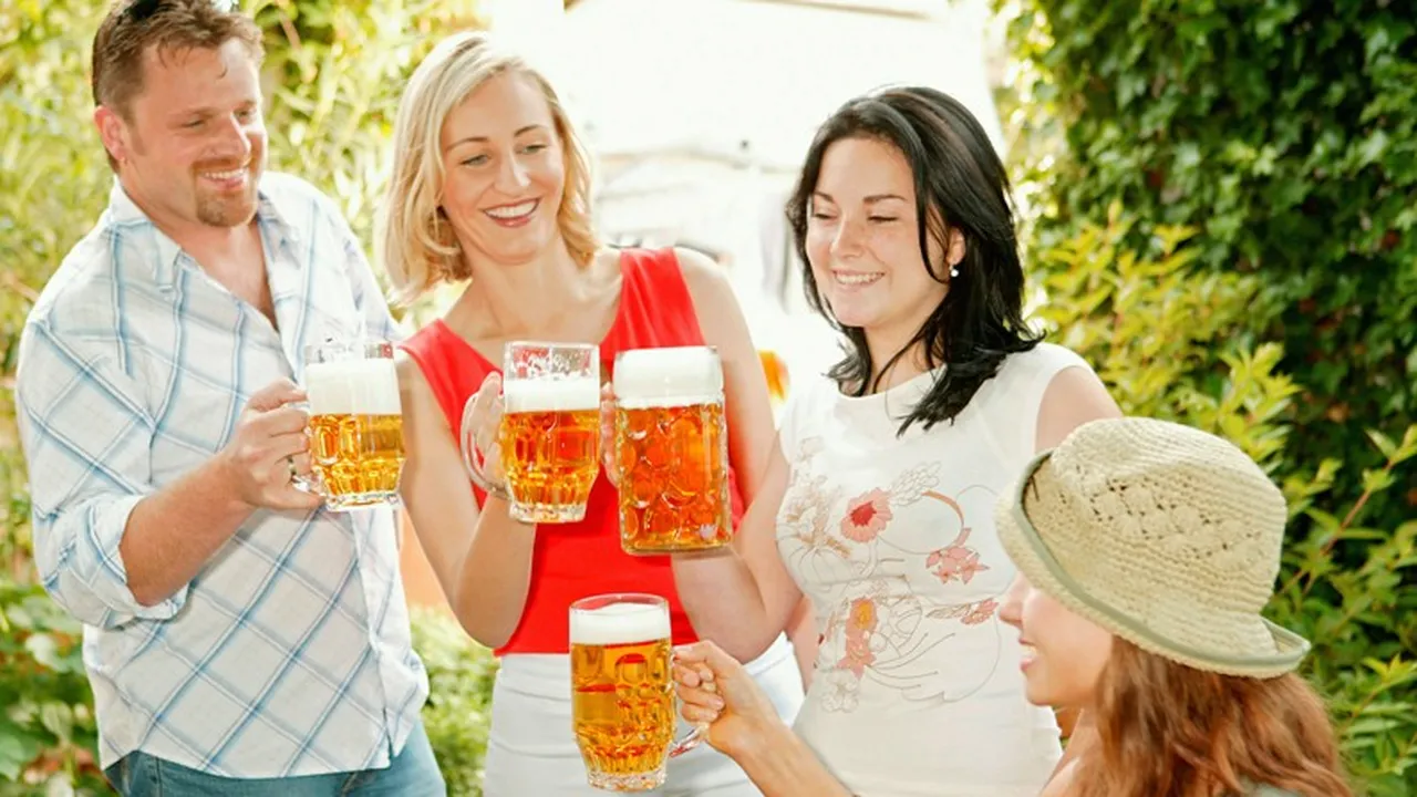 Nu o să vă vină să credeți despre ce vorbesc femeile și barbatii când ies la bere