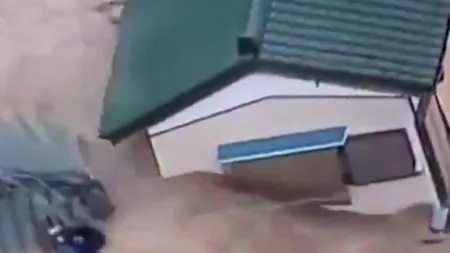 155 de morți, ultimul bilanț al INUNDAȚIILOR din Japonia. Premierul Shinzo Abe și-a ANULAT turneul internațional pe fondul catastrofei naturale