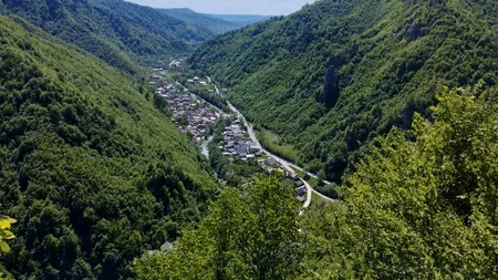 Locul din România unde a trăit un zeu și s-au refugiat domnitori. ”CALEA SUFERINȚEI”, drumul de bolovani care îți pune credința la încercare