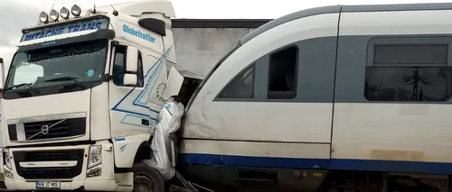 Accident feroviar în Vaslui. Un TIR a fost lovit de două trenuri (Galerie FOTO&VIDEO)