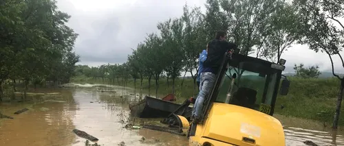 VIITURĂ. Trei adulți și cinci copii, evacuați din cauza inundațiilor din Timiș. Ploile fac prăpăd în întreaga țară - FOTO / VIDEO