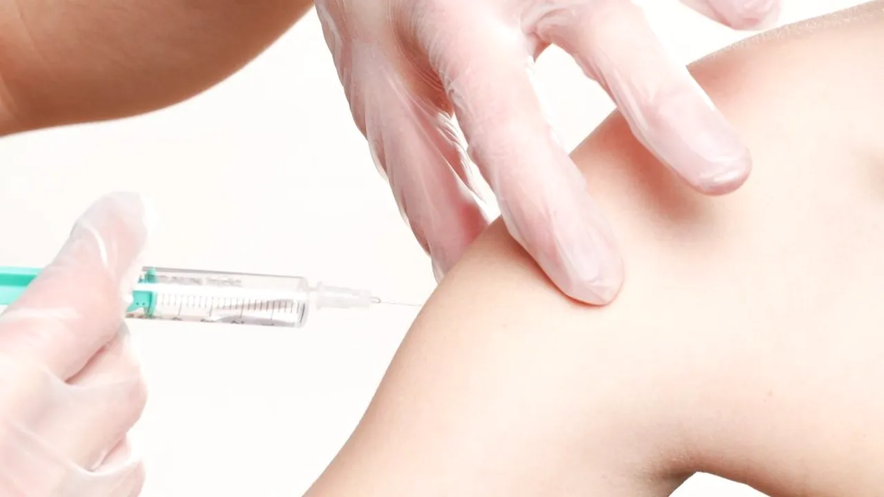 Aproape 44.000 de persoane s-au vaccinat împotriva COVID-19 în ultimele 24 de ore. Au fost înregistrate 70 de reacţii adverse