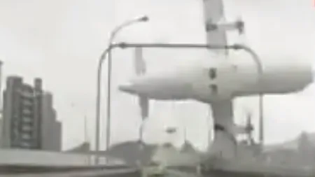 Avionul TransAsia care s-a prăbușit în Taipei a lovit o mașină. Ce s-a întâmplat cu șoferul