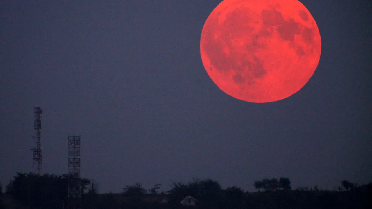 Cele mai importante fenomene astronomice din 2018. Când vom putea vedea din România eclipsa totală de lună