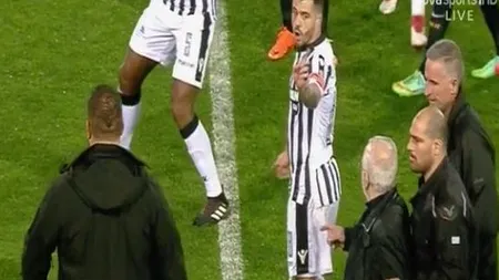 Scene INCREDIBILE în Grecia: Patronul rus al echipei lui Răzvan Lucescu a intrat pe teren ÎNARMAT și a fugărit arbitrul meciului PAOK - AEK. VIDEO