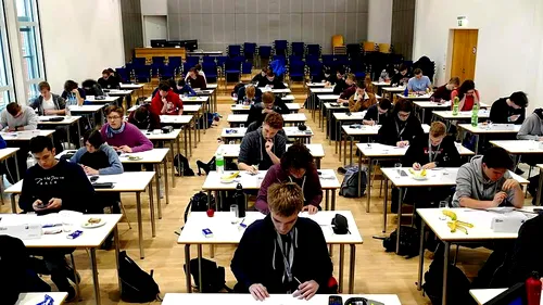 Şcolile din Anglia şi Irlanda de Nord, fără examene în 2021. Pentru ce soluție au optat