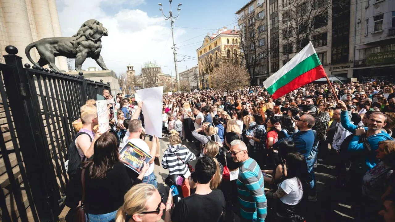 50% din bulgari resping trecerea la EURO. Directorul unui institut de cercetare: „Bulgarilor săraci le este frică să devină și mai săraci”