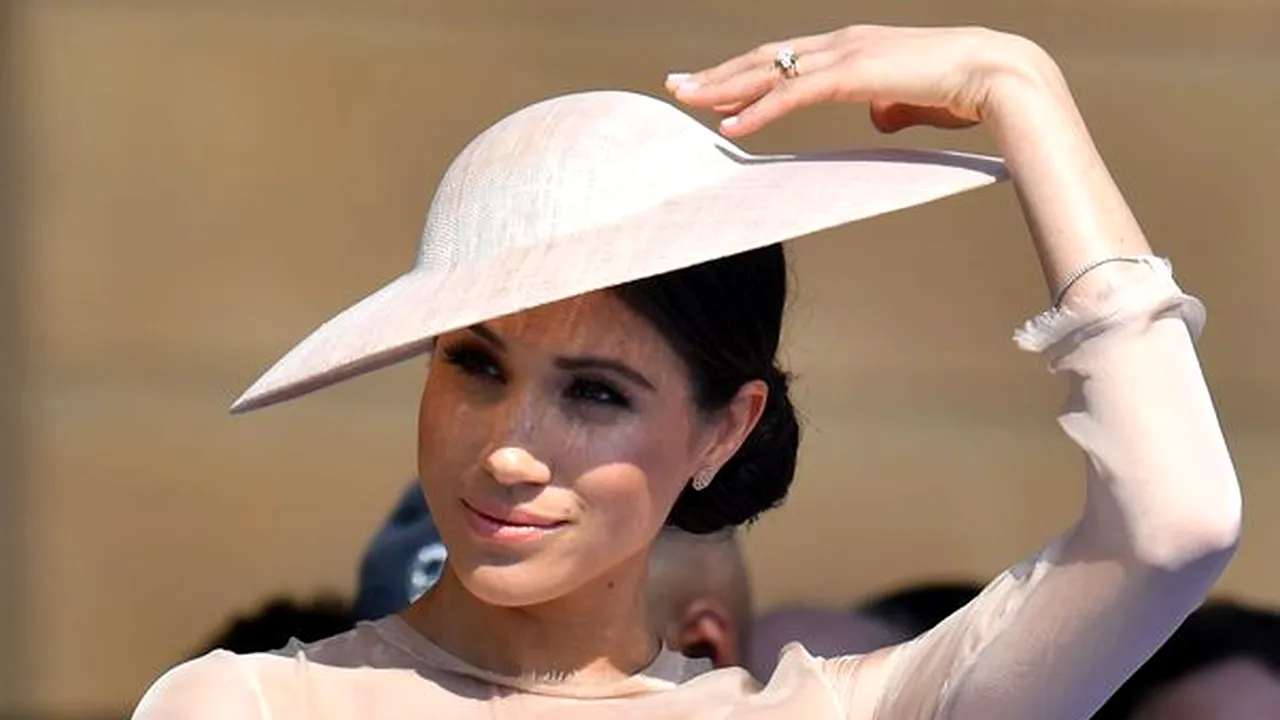Meghan Markle, forțată de regină să ia lecții de etichetă regală, după ce a încălcat protocolul