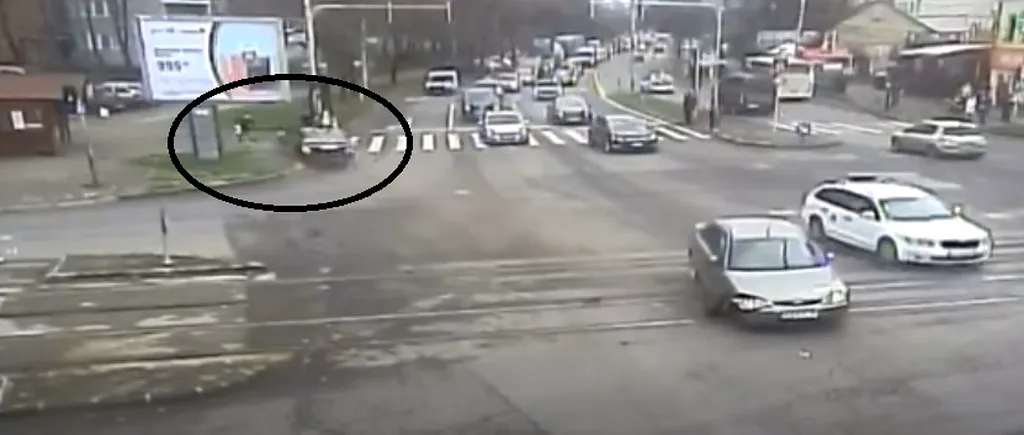 VIDEO| Imagini șocante cu accidentul din Timișoara. Un șofer căruia i s-a făcut rău la volan intră cu viteză în intersecție, lovește doi pietoni și se oprește în mașini parcate