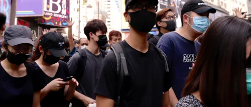 Mii de persoane sfidează legea care interzice purtarea măștilor și protestează în Hong Kong