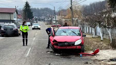 VIDEO | O șoferiță din Argeș și-a băgat în spital cei trei copii minori, după ce a intrat cu mașina într-un cap de pod