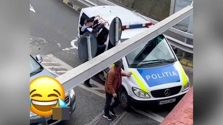 VIDEO | Dubă de Poliție, blocată sub grinda unui pasaj de cale ferată din Râmnicu Vâlcea. Mai mulți civili au ajutat la eliberarea autospecialei