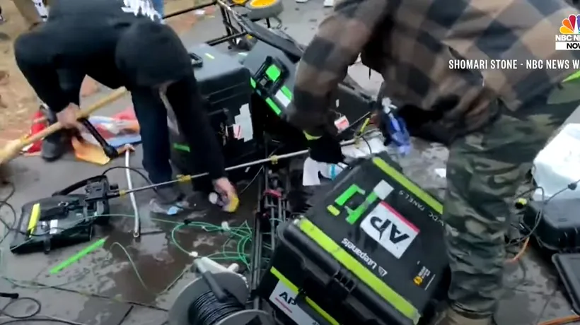 VIDEO. Momentul incredibil în care protestarii alungă jurnaliștii din fața Congresului SUA și le distrug toate echipamentele 