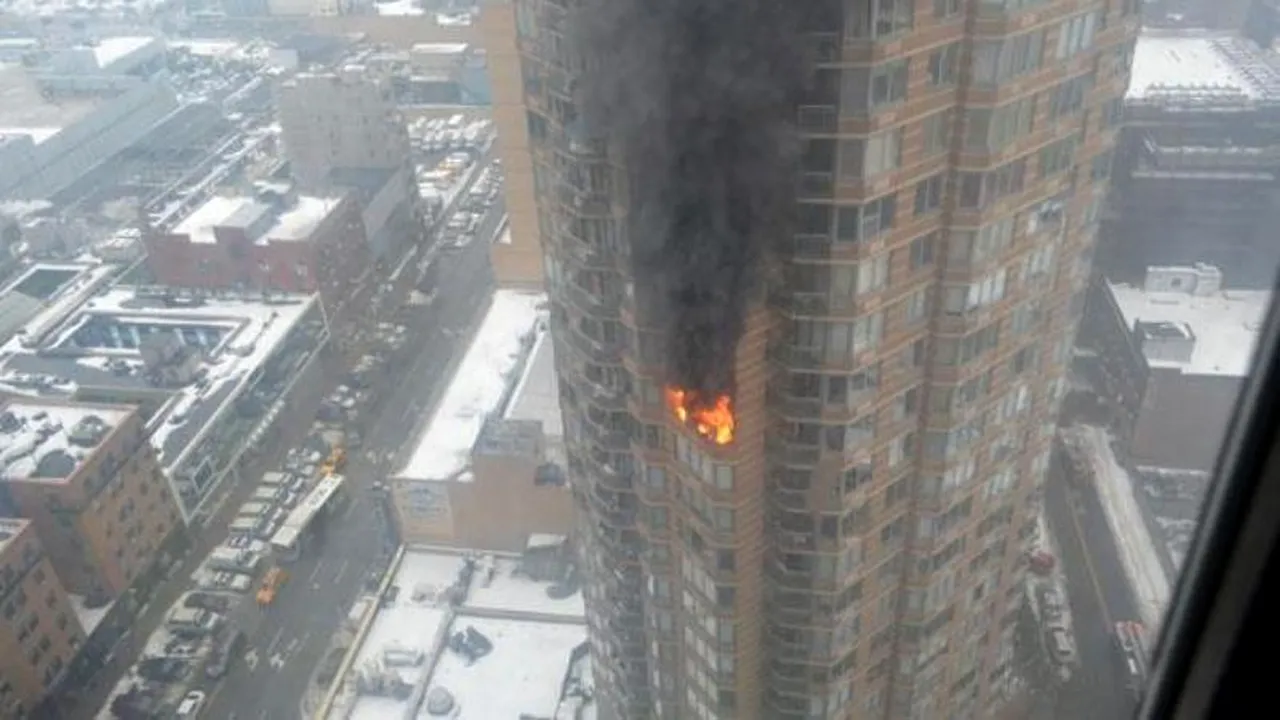 Cel puțin un mort și șapte răniți într-un incendiu produs într-un zgârie-nori din New York