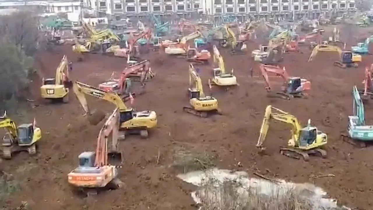 Cum construiesc chinezii un spital în doar câteva zile: Zeci de buldozere și excavatoare mobilizate - VIDEO