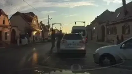 Bătaie în plină stradă între șoferi. Care a fost motivul scandalului. Totul a fost filmat - VIDEO