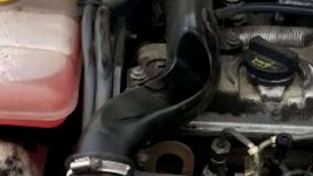 Motivul BIZAR pentru care mașina acestui șofer se tot strica. Ce a găsit MECANICUL la motor. „N-am mai văzut așa ceva!